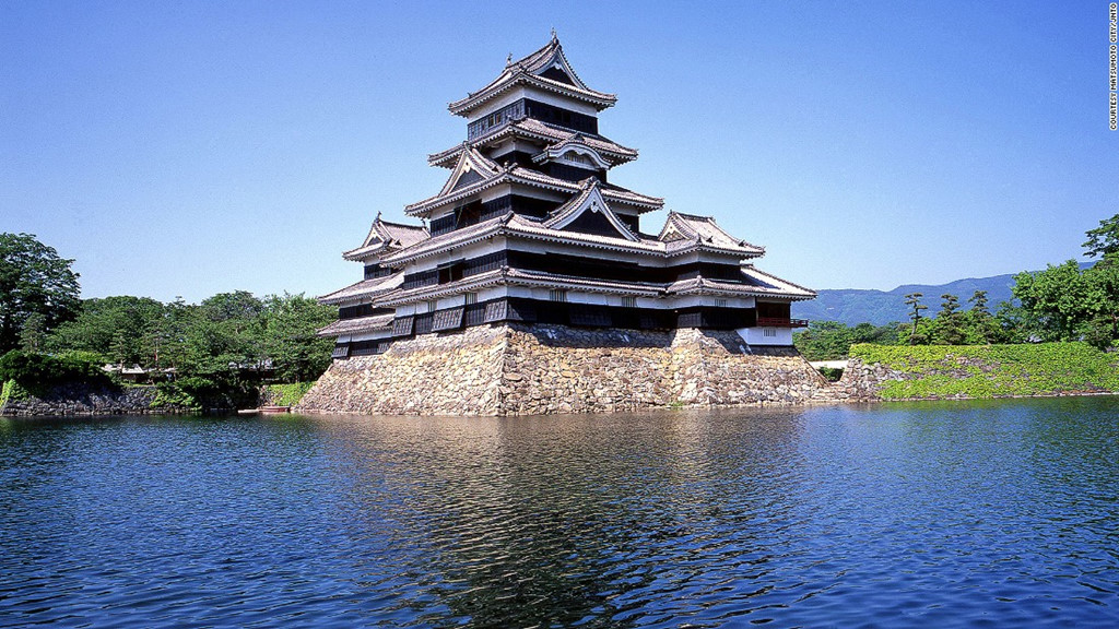 Lâu đài Matsumoto (Nagano): Được gọi là “lâu đài quạ” do màu sơn đen, Matsumoto là lâu đài gỗ cổ nhất Nhật Bản, được xây dựng từ 400 năm trước. 
