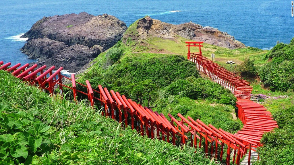 Đền Motonosumi-inari (Yamaguchi): 123 cổng Torii màu đỏ rực rỡ trải dọc đường từ đền Motonosumi-inari tới vách đá nhìn ra biển khiến du khách không khỏi có cảm tưởng như đang ở một thế giới thần tiên.