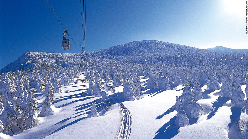 Khu trượt tuyết Zao (Yamagata): Với 15 sườn dốc và 12 đường trượt khách nhau, Zao là một trong những khu trượt tuyết nổi tiếng nhất Nhật Bản. Du khách tới đây không phải chỉ để trượt tuyết mà còn để chiêm ngưỡng những cây thông phủ tuyết trắng xóa.