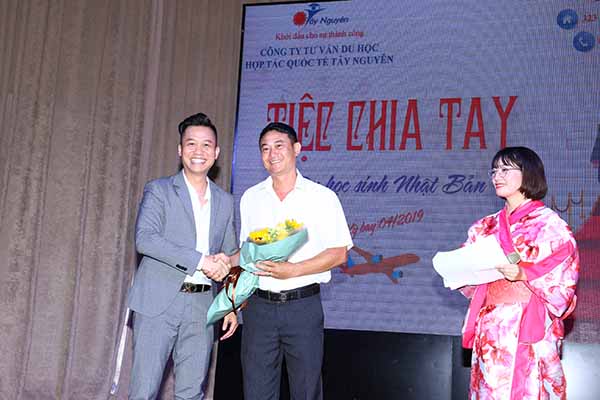 Giám đốc công ty tặng hoa cho đại diện Phụ Huynh