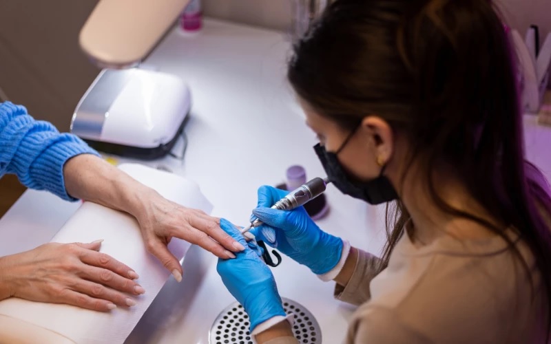 Dieu-kien-co-ban-de-du-hoc-nghe-Nail