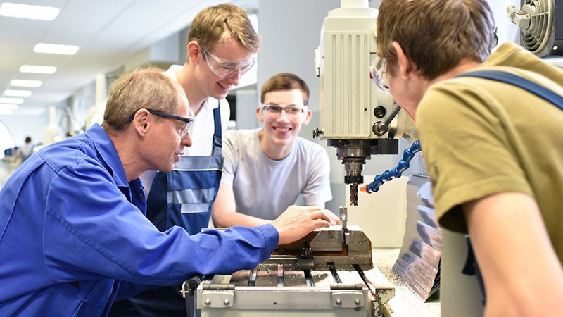 Dieu-kien-khac-ngoai-do-tuoi-khi-du-hoc-nghe-Duc