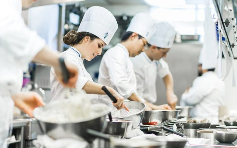 Nhom-nganh-nha-hang-khach-san-va-dich-vu