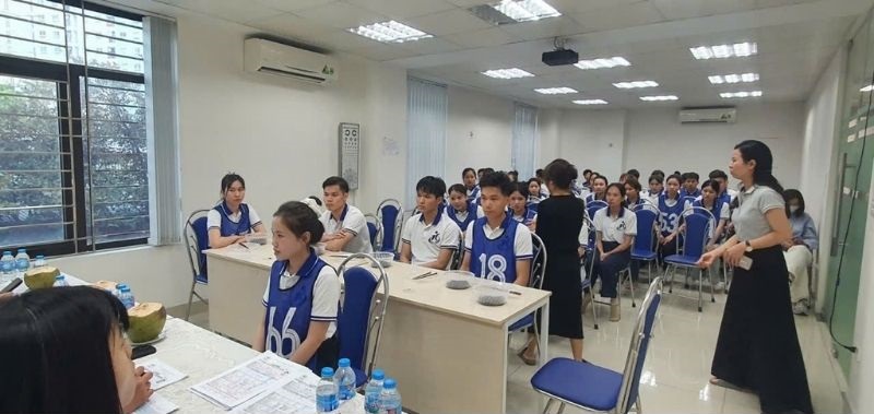 Cán bộ Tuvanxklddailoan.com đang tận tình tư vấn, hỗ trợ làm hồ sơ cho người lao động.
