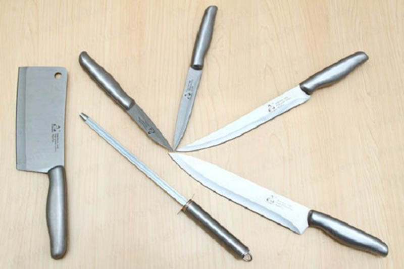 Các vật sắc nhọn